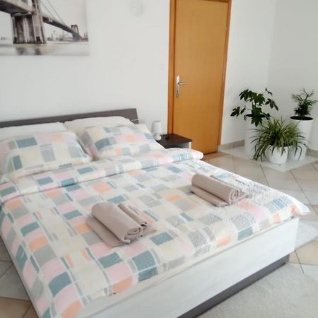 Studio Apartman Kika Otočac Extérieur photo